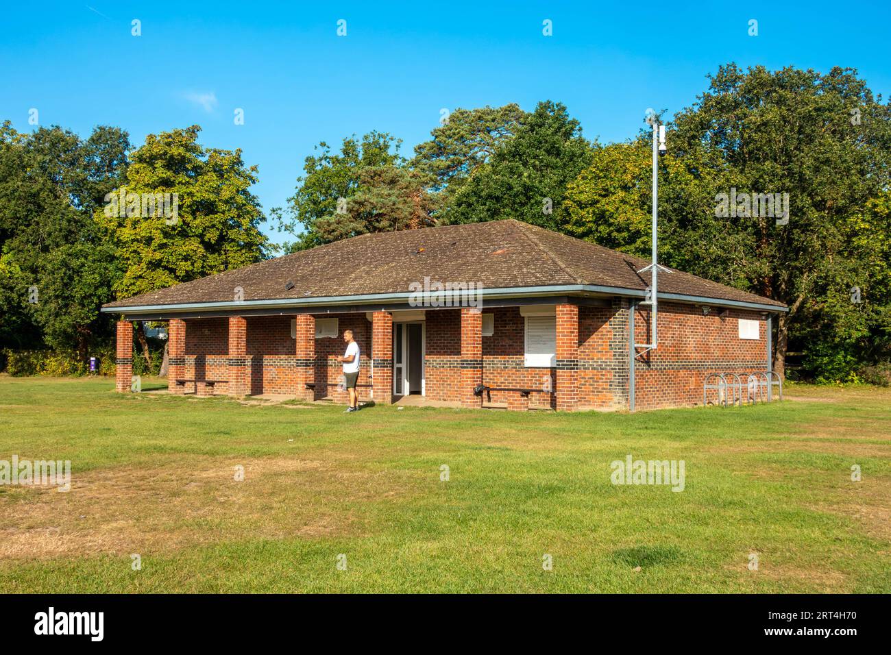 Le Pavillon au terrain de loisirs dans le village de Burghfield près de Reading dans le Berkshire, Royaume-Uni par une journée ensoleillée avec un ciel bleu Banque D'Images