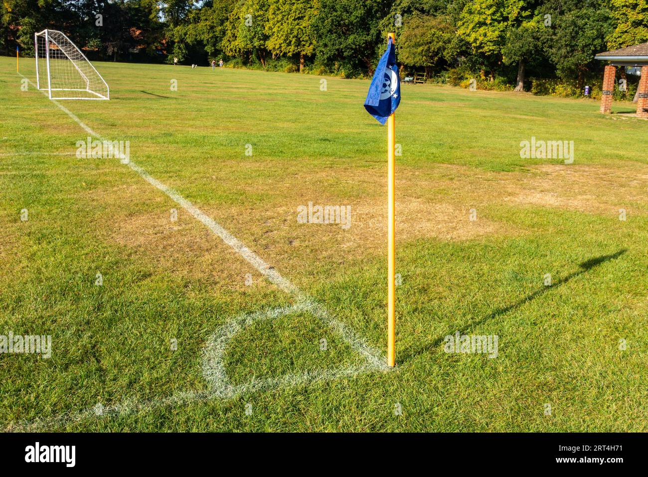 Un drapeau d'angle et des marques de terrain à l'angle d'un terrain de football ou de football en Angleterre, Royaume-Uni Banque D'Images