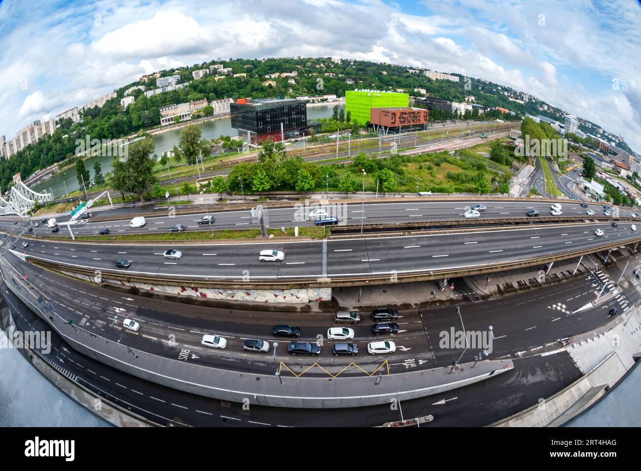 Lyon, Rhône Alpes Auvergne, France Mai 14 2023 : vue du quartier des Confluences de Lyon depuis le musée des Confluences. Vue Fish Eyes Banque D'Images Lyon, Rhône Alpes Auvergne, France Mai 14 2023 : vue du quartier des Confluences de Lyon depuis le musée des Confluences. Vue Fish Eyes Banque D'Images