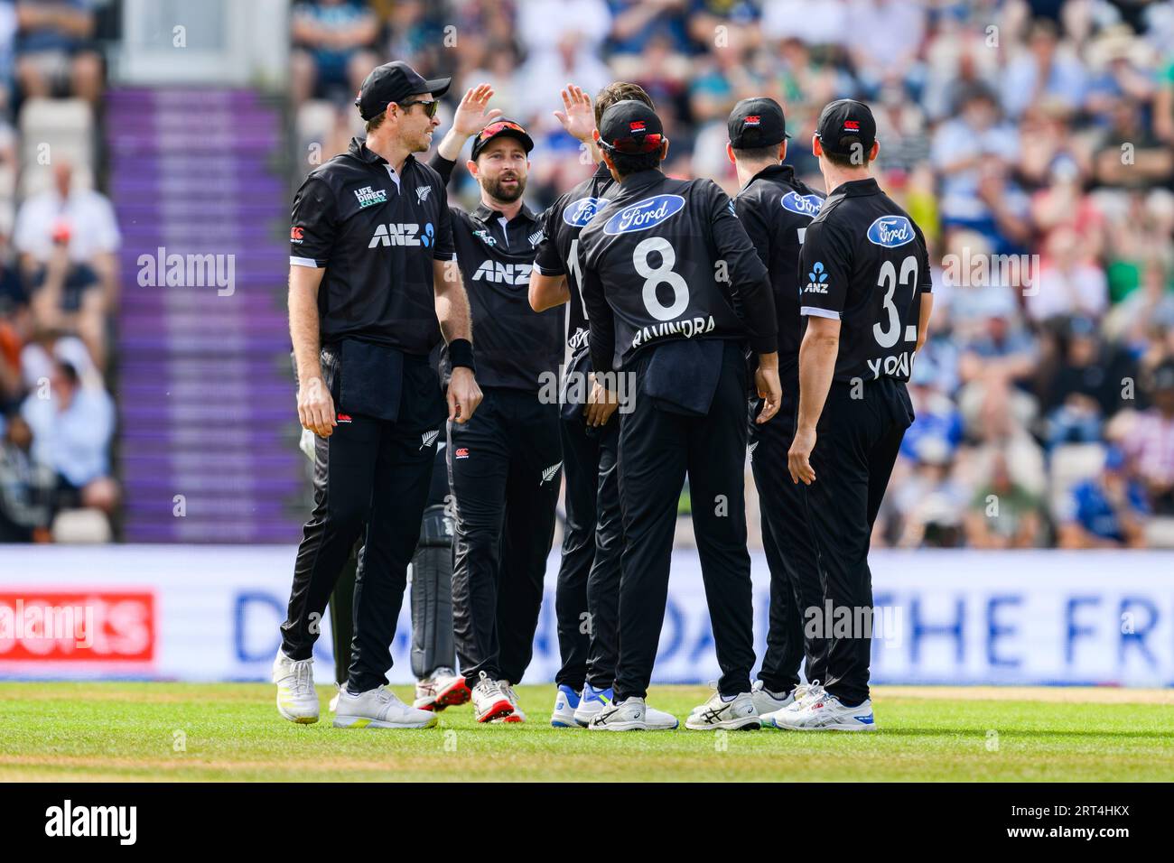 SOUTHAMPTON, ROYAUME-UNI. 10 septembre 2023. Trent Boult de Nouvelle-Zélande (au centre) célèbre avec ses coéquipiers après avoir battu Joe Root d'Angleterre lors de la série England Men v New Zealand - Metro Bank ODI Series à l'Ageas Bowl le dimanche 10 septembre 2023 à SOUTHAMPTON EN ANGLETERRE. Crédit : Taka Wu/Alamy Live News Banque D'Images