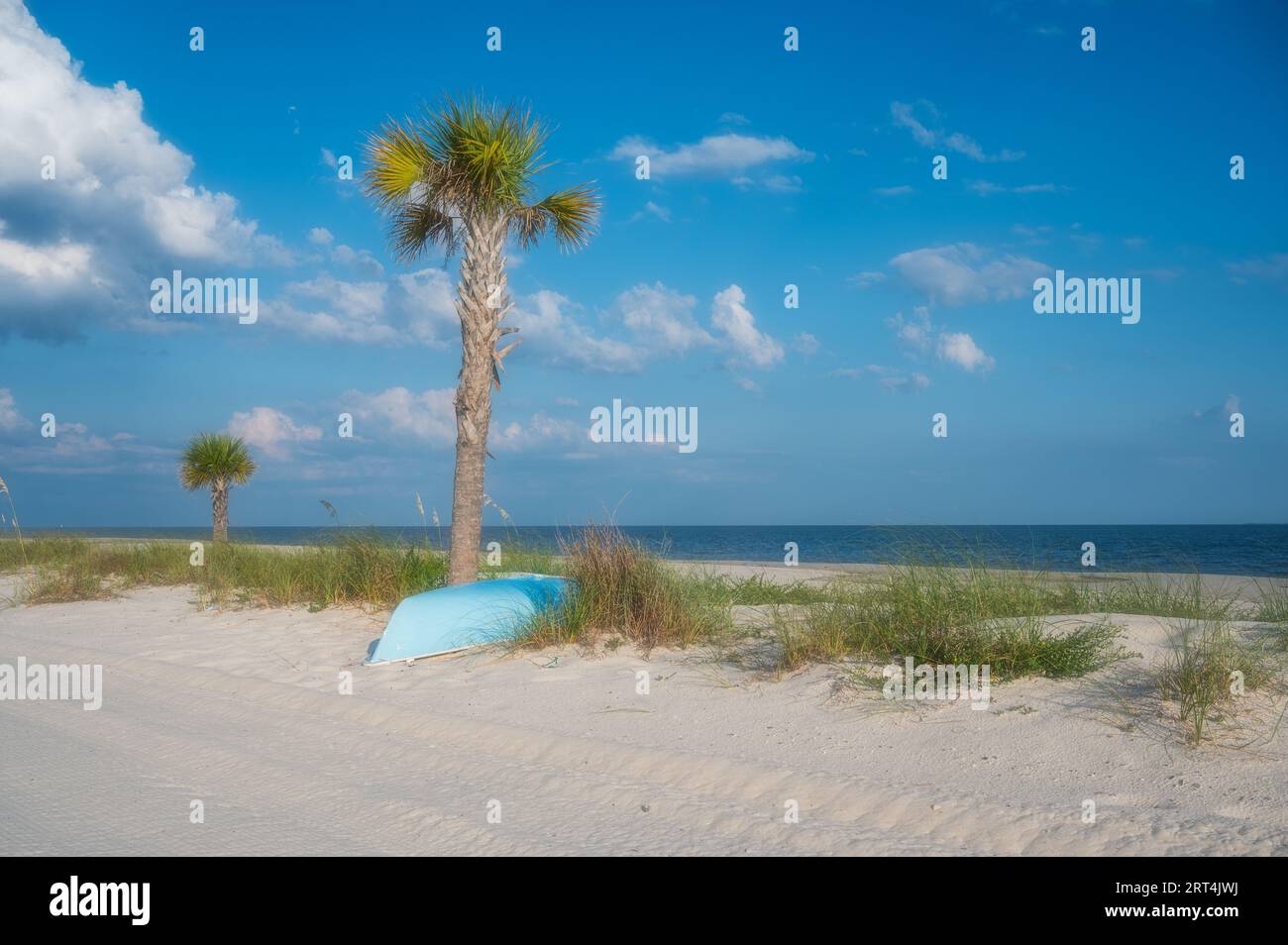 Mississippi Gulf Coast plage de sable blanc et bateau bleu abandonné, Pass Christian, Mississippi, États-Unis. Banque D'Images