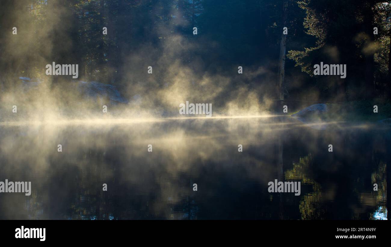 Brume matinale sur le lac Piute. Banque D'Images