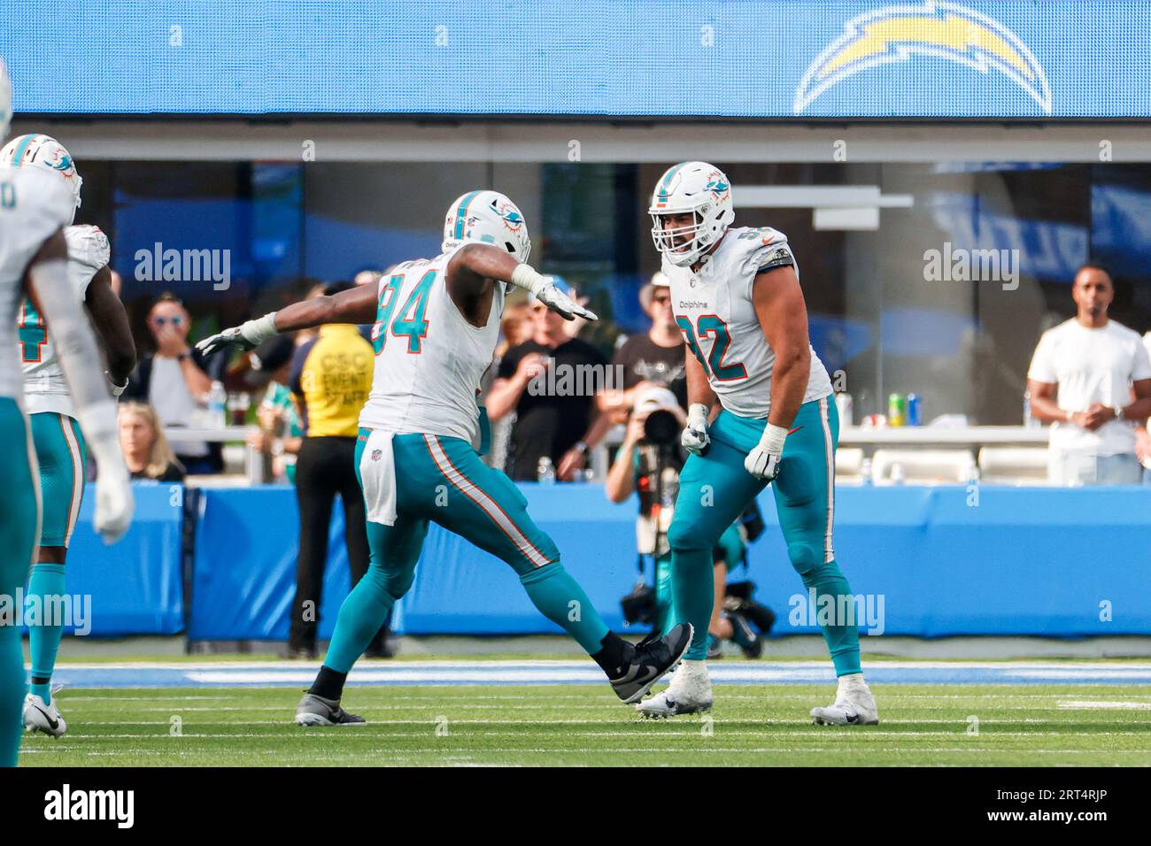 Los Angeles, Californie, États-Unis. 10 septembre 2023. Les Defensive tackles des Dolphins de Miami Christian Wilkins (94) et Zach Sieler (92) célèbrent après une interception contre les Chargers de Los Angeles lors d'un match de football de la NFL, le 10 septembre 2023, à Inglewood, en Californie. (Image de crédit : © Ringo Chiu/ZUMA Press Wire) USAGE ÉDITORIAL SEULEMENT! Non destiné à UN USAGE commercial ! Crédit : ZUMA Press, Inc./Alamy Live News Banque D'Images