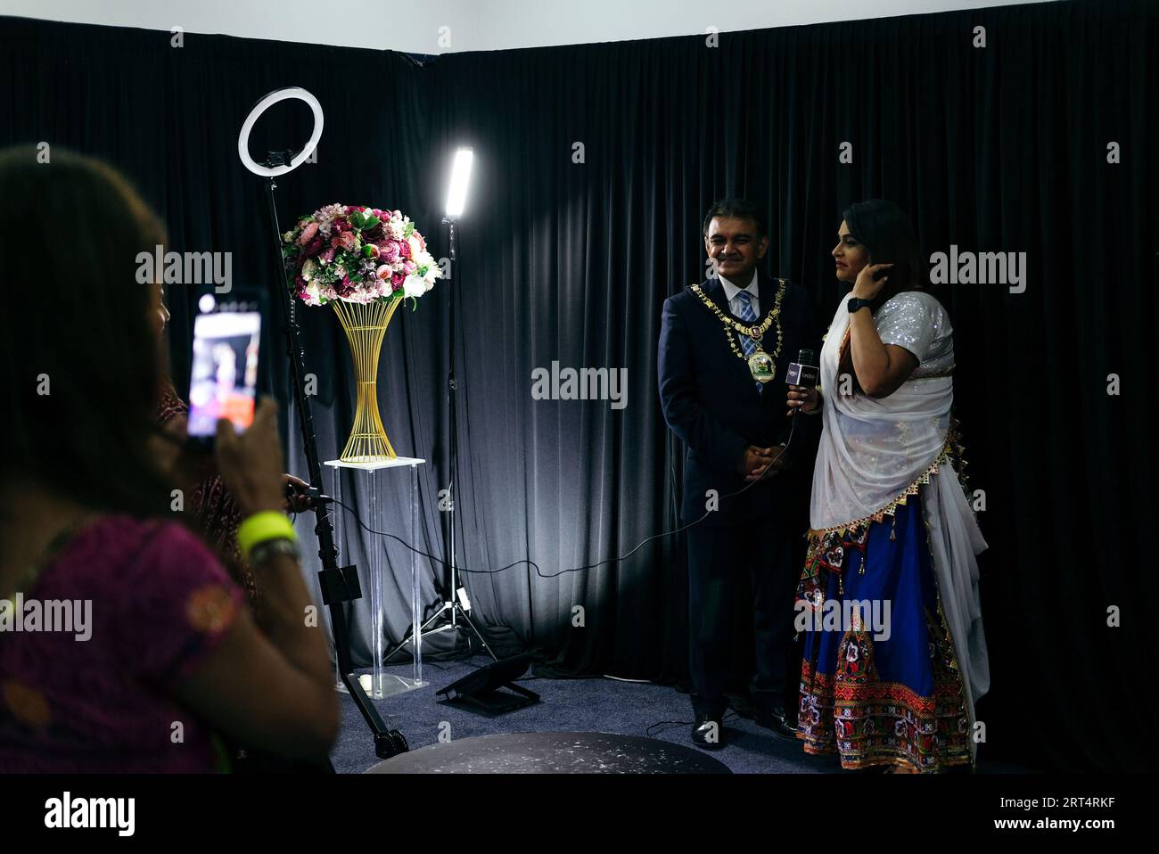 Londres, Royaume-Uni. 10 septembre 2023. Des centaines de participants célèbrent la route vers Navratri avec une soirée « pré Navratri » de danse, de chant, de mode et de nourriture traditionnelle. Parmi les artistes, on peut citer la « Garba Queen » Kinjal Dave et Nilesh Gadhvi. © Simon King/ Alamy Live News Banque D'Images