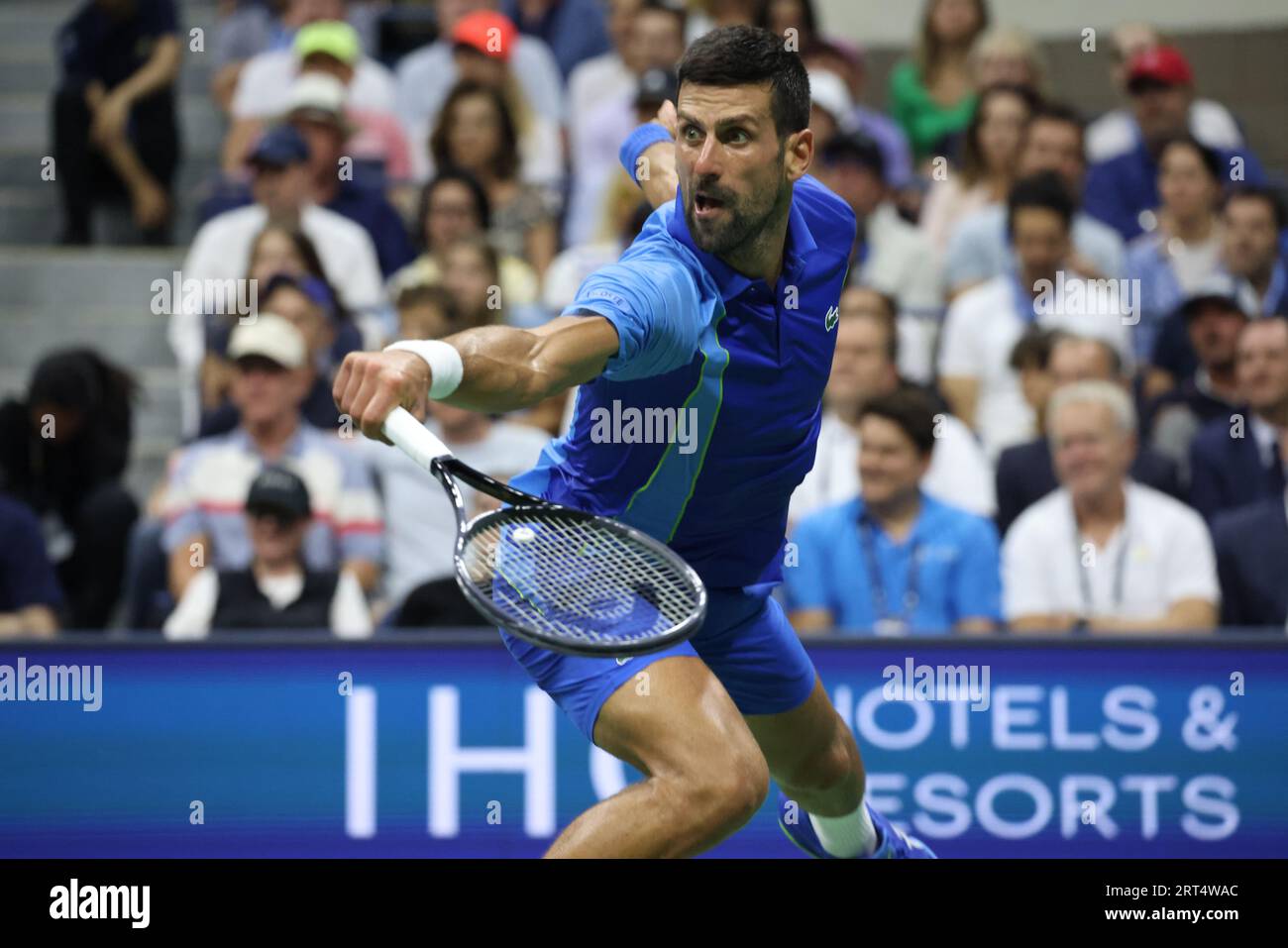 New York, États-Unis. 10 septembre 2023. Novak Djokovic en action contre Daniil Medvedev en finale masculine à l'US Open. Djokovic a remporté le match en trois sets pour remporter son 24e titre de grand chelem. Crédit : Adam Stoltman/Alamy Live News Banque D'Images