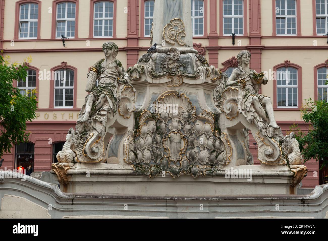 Fontaine Saint-Georges (Sankt Georgsbrunnen) dans le Kornmarkt (marché aux céréales), Trèves, Allemagne Banque D'Images