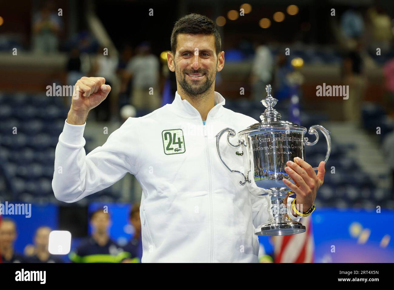 New York, États-Unis, 10 septembre 2023. Le joueur de tennis serbe Novak Djokovic détient le trophée US Open 2023 après le 24e tournoi historique. Victoire du Grand Chelem au Centre national de tennis Billie Jean King le dimanche 10 septembre 2023. © Juergen Hasenkopf / Alamy Live News Banque D'Images