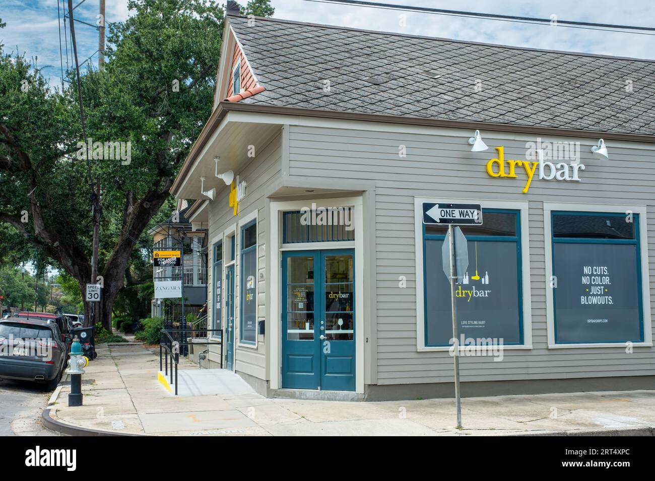 LA NOUVELLE-ORLÉANS, LA, USA - 31 AOÛT 2023 : salon de coiffure Drybar sur Magazine Street Banque D'Images