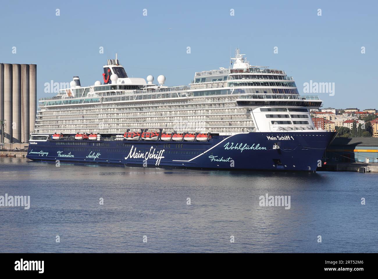 Stockholm, Suède - 6 septembre 2023 : le navire de croisière Mein Schiff 1, IMO 9783564, exploité par TUI Cruises a accosté dans le port de Stockholm Frihamnen. Banque D'Images