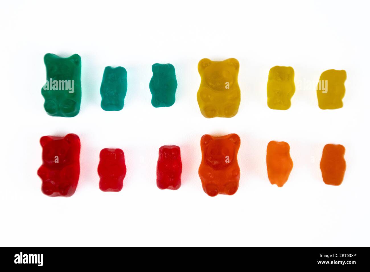 pile de bonbons colorés d'ours de gelée sur fond blanc Banque D'Images