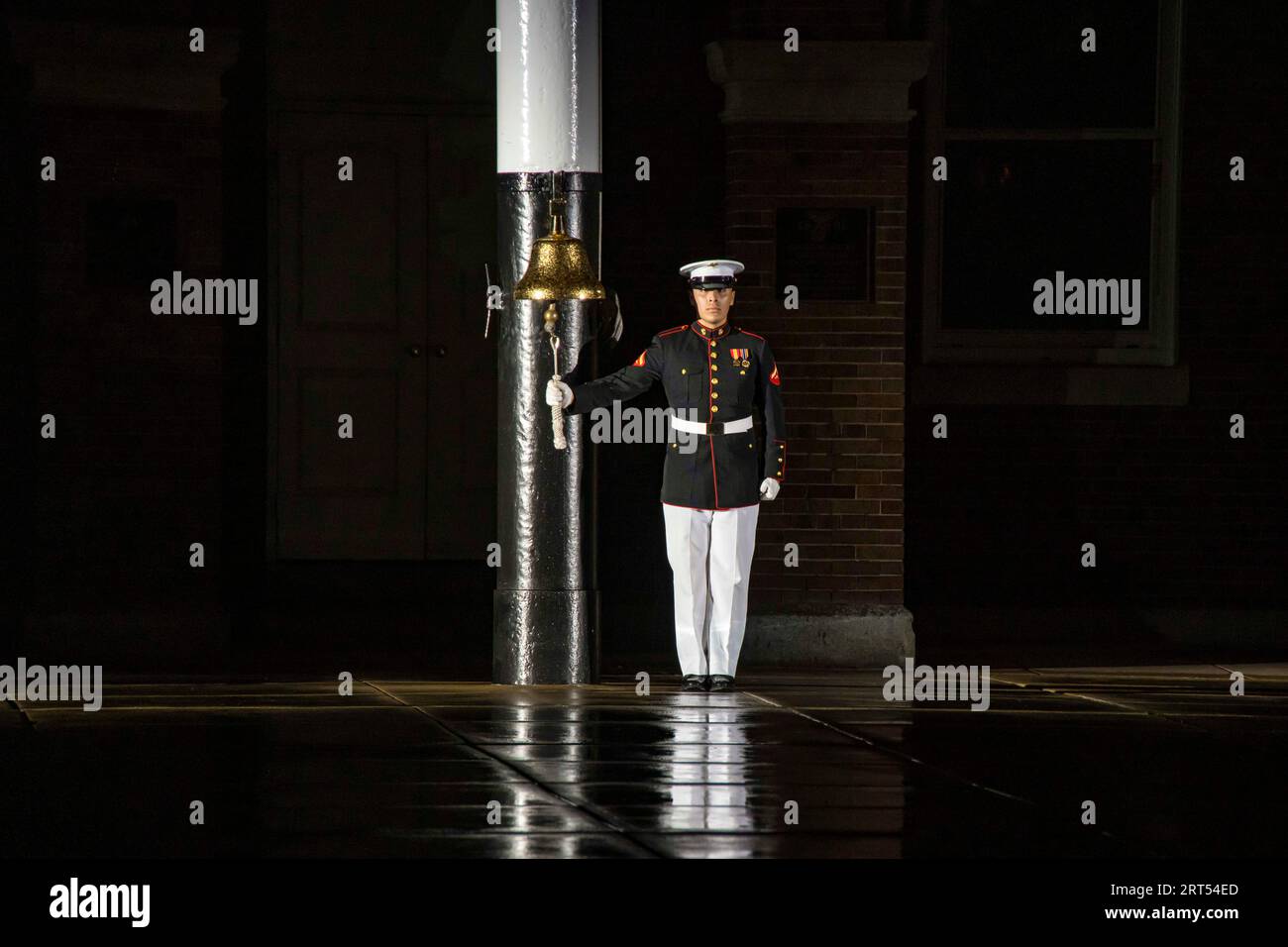 Washington, District de Colombie, États-Unis. 25 août 2023. Lance Cpl Albert A. Diaz frappe la cloche signalant le début du défilé du vendredi soir à Marine Barracks Washington, DC, le 25 août 2023. L'hôte officiel de la soirée était le général Eric M. Smith, commandant adjoint du corps des Marines. L'invité d'honneur était son Excellence lui Tuck Yew, Ambassadeur de Singapour aux États-Unis d'Amérique. Crédit : U.S. Marines/ZUMA Press Wire/ZUMAPRESS.com/Alamy Live News Banque D'Images