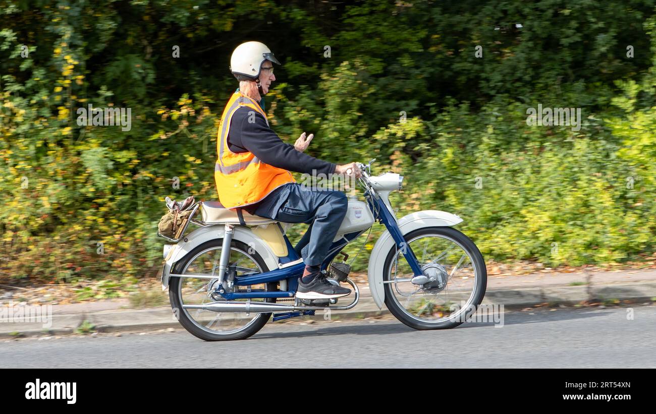 Milton Keynes, UK-10 septembre 2023 : 1965 NSU moto voyageant sur une route anglaise. Banque D'Images