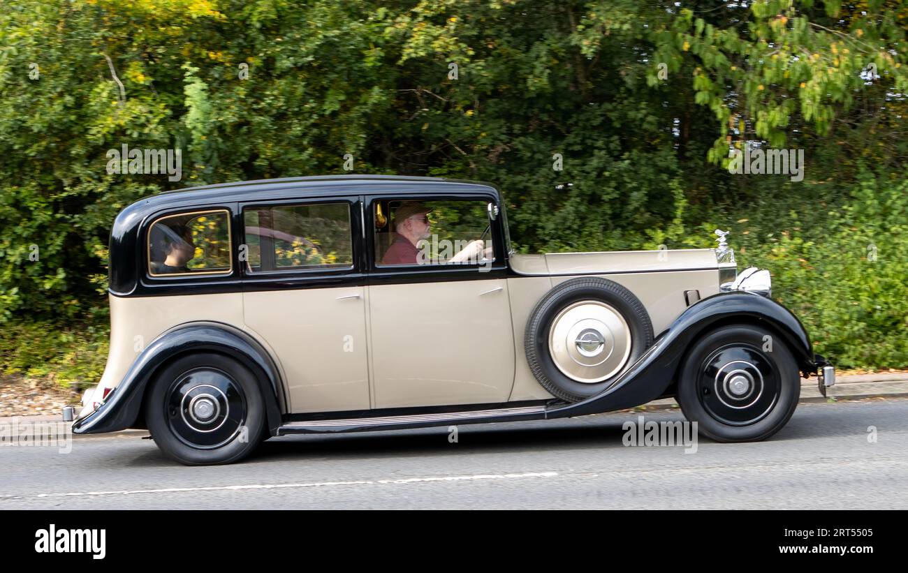 Milton Keynes,UK-10 septembre 2023 : 1938 1938 Rolls-Royce 25/30 Limousine voyageant sur une route anglaise. Banque D'Images