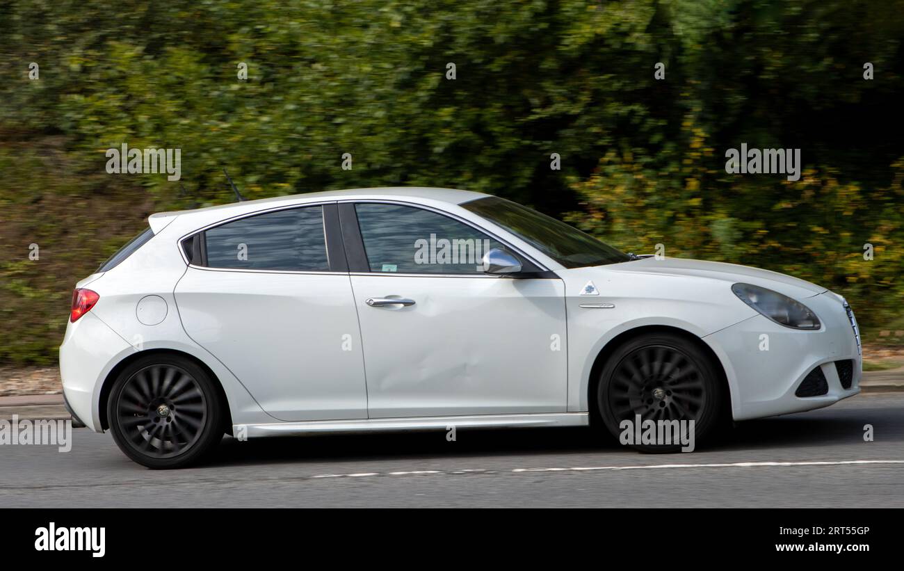 Milton Keynes,UK-10 septembre 2023 : 2012 Alfa Romeo Giulietta blanche voyageant sur une route anglaise. Banque D'Images