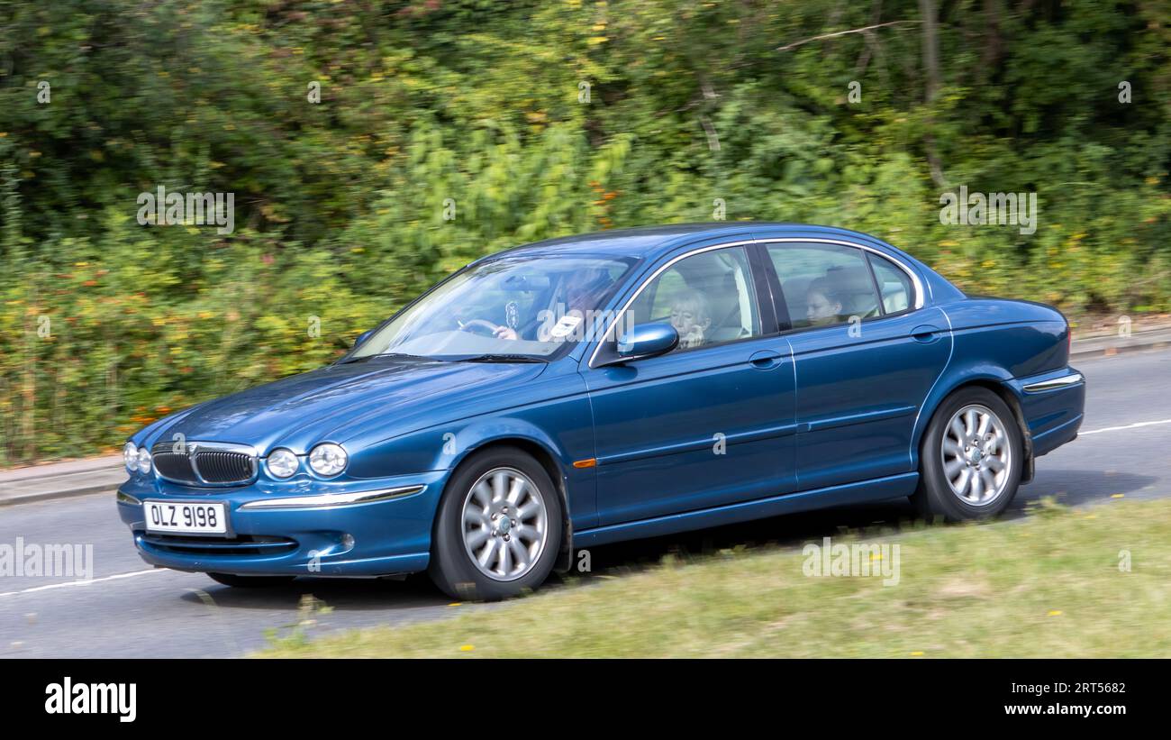 Milton Keynes,UK-10 septembre 2023 : 2002 voiture bleue Jaguar de type X voyageant sur une route anglaise. Banque D'Images