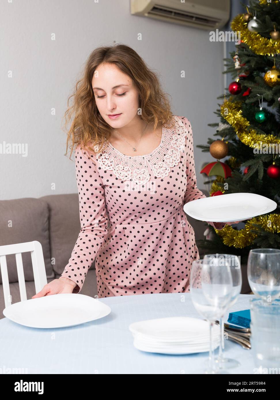 Jeune femme prepareing pour table de nuit du Nouvel An Banque D'Images