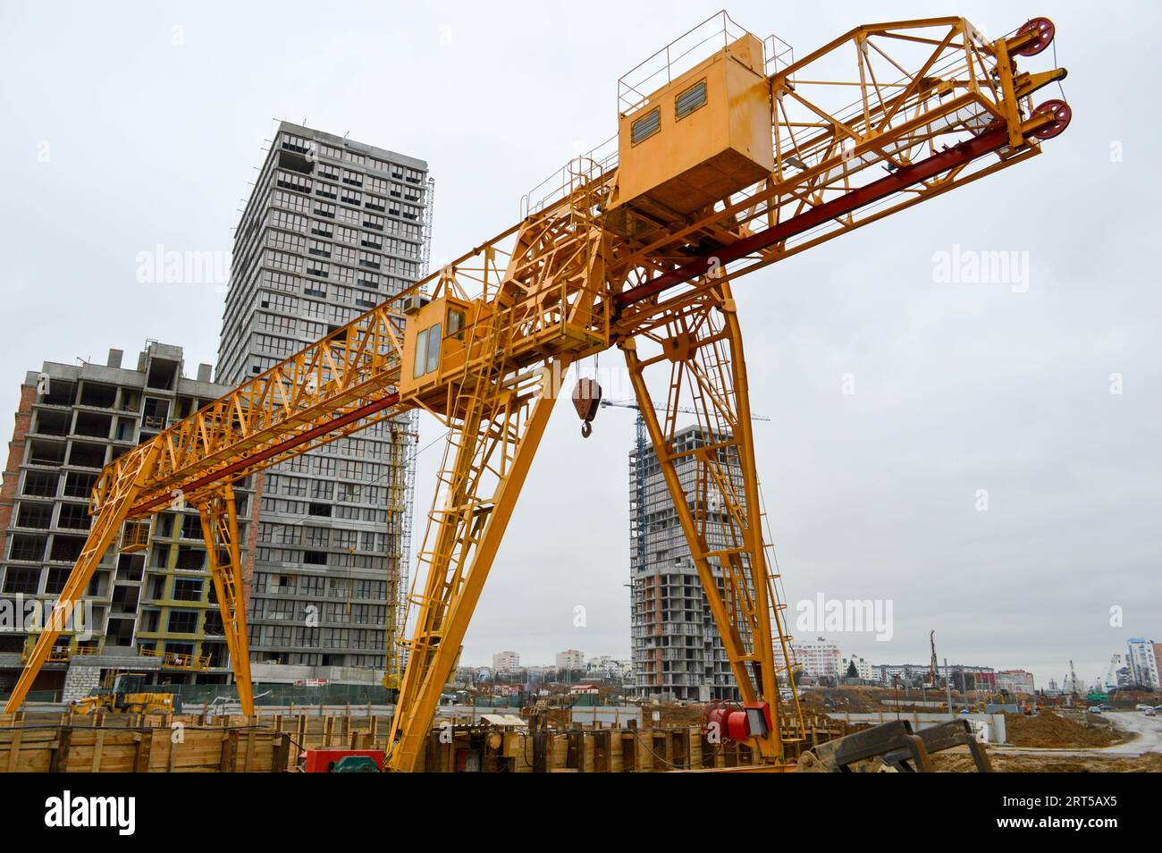 Structure de charge en fer métallique jaune lourd fixe industrielle puissante grue de type pont sur des supports pour le levage de cargaison sur un m Banque D'Images