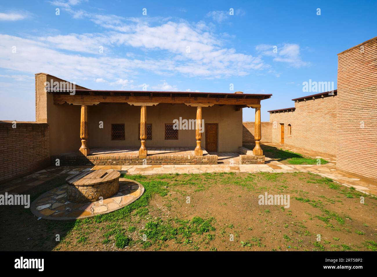 Vue sur la cour intérieure avec colonnes en bois sculptées. À la mosquée de Khan au Turkestan, Kazakhstan. Banque D'Images