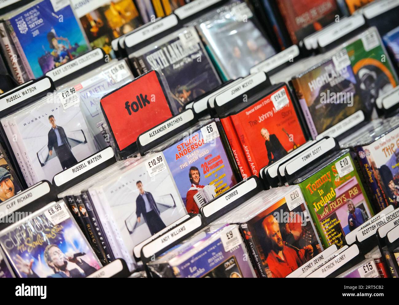 Photo du dossier datée du 28/05/23 d'une vue générale d'une exposition de CD en vente à HMV, sur Oxford Street, au centre de Londres. Environ la moitié des musiciens gagnent moins de 14 000 £ par an de la musique, a révélé une nouvelle enquête. Date de parution : lundi 11 septembre 2023. Banque D'Images