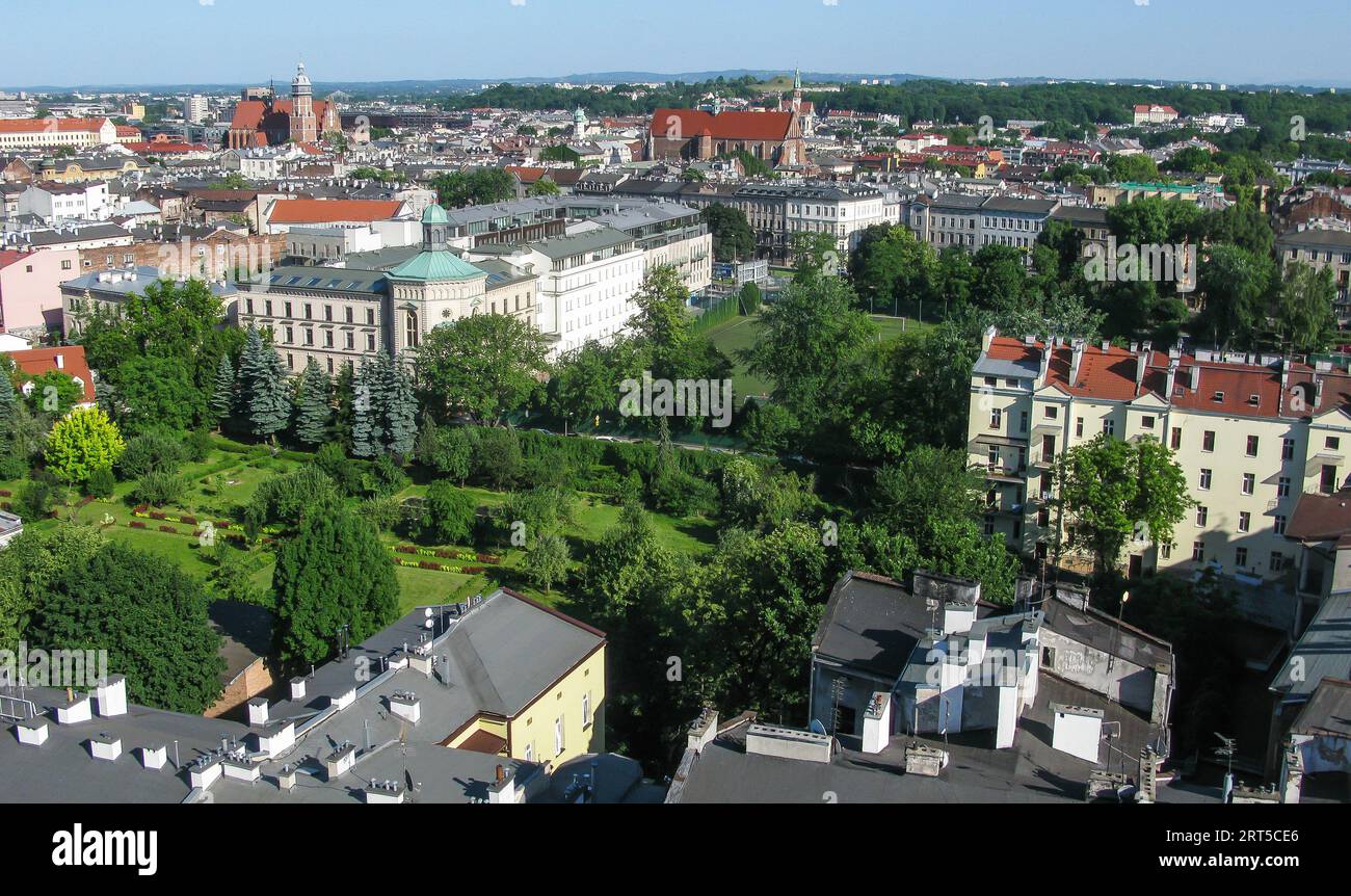 Vue sur le château royal de Wawel, la rivière Wisla et vue panoramique sur Cracovie depuis le sommet de la tour Sandomierska, Cracovie, Pologne Banque D'Images