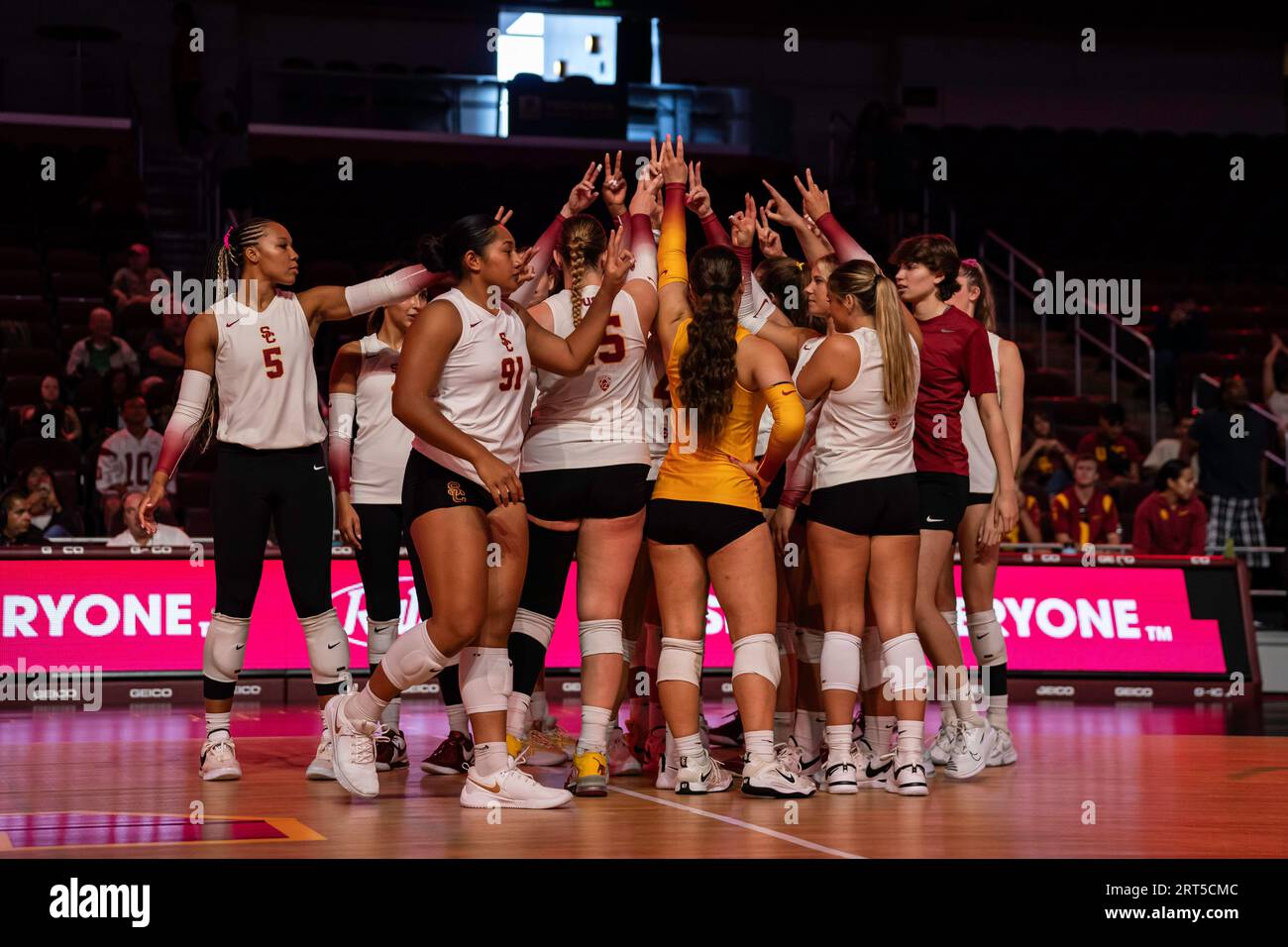 Les chevaux de Troie de l’USC célèbrent une victoire après un match de volleyball féminin de la NCAA contre les renards rouges maristes, le samedi 9 septembre 2023, au Galen Center, Banque D'Images