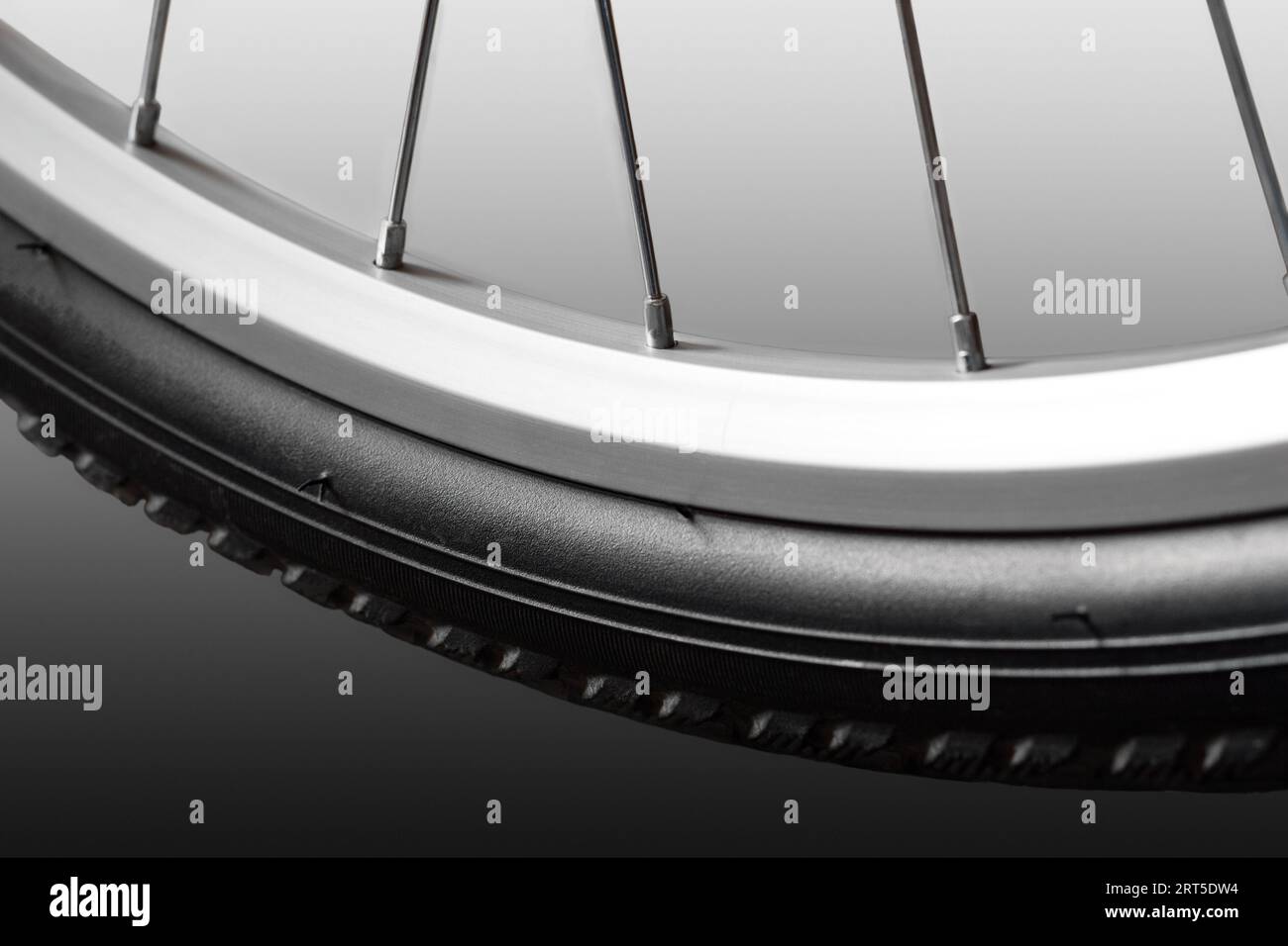 Roue de vélo avant. Gros plan. Isolé sur fond blanc. Banque D'Images