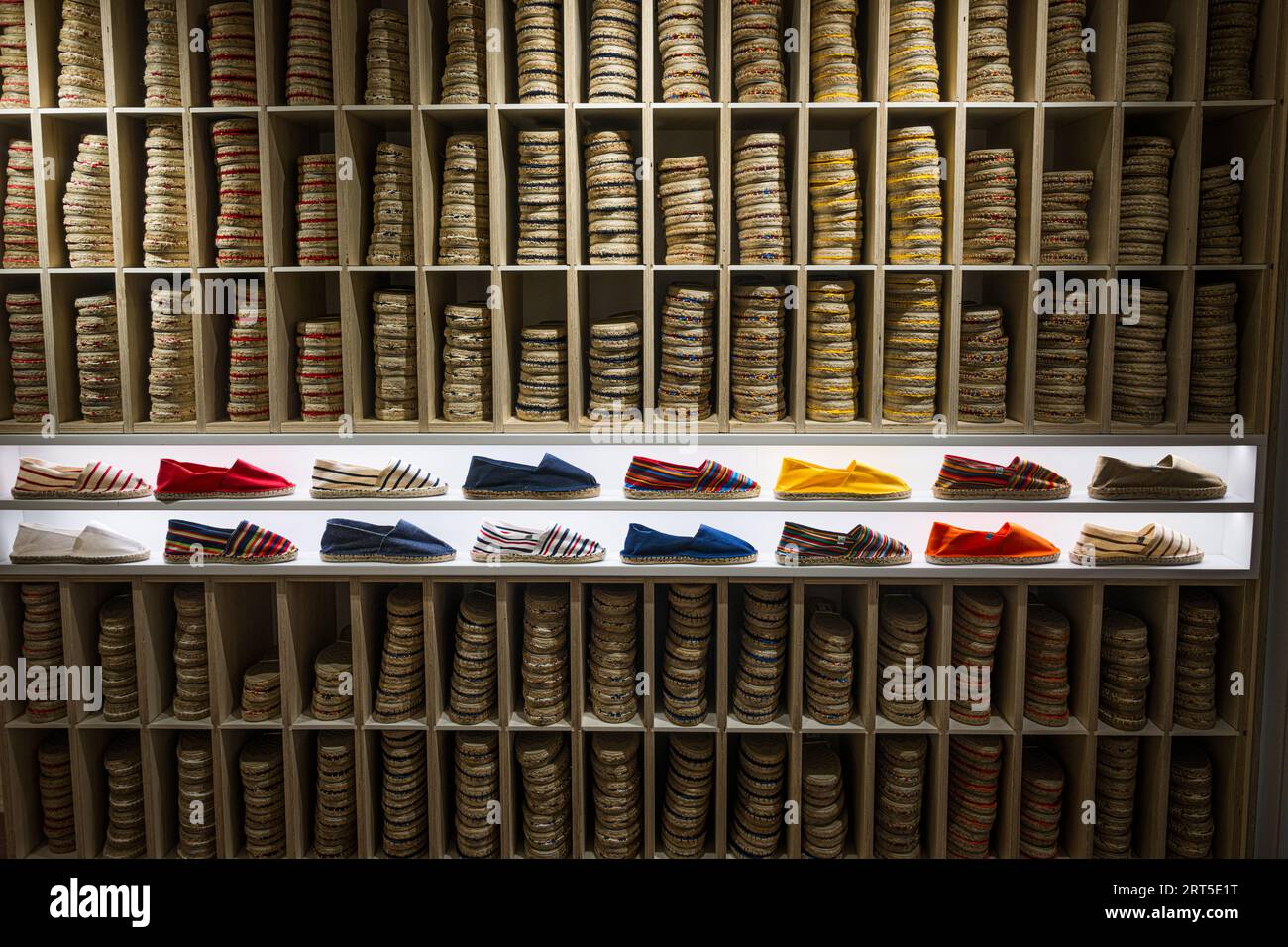 Chaussures espadrilles en vente dans la ville basque poivrée d'Espelete, France Banque D'Images