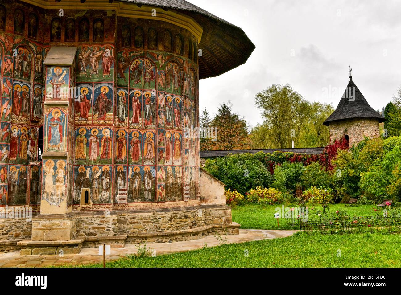 Photo des fresques peintes et du mur extérieur du monastère de Moldovița en Bucovine dans le nord-est de la Roumanie, site classé au patrimoine mondial de l'UNSECO Banque D'Images