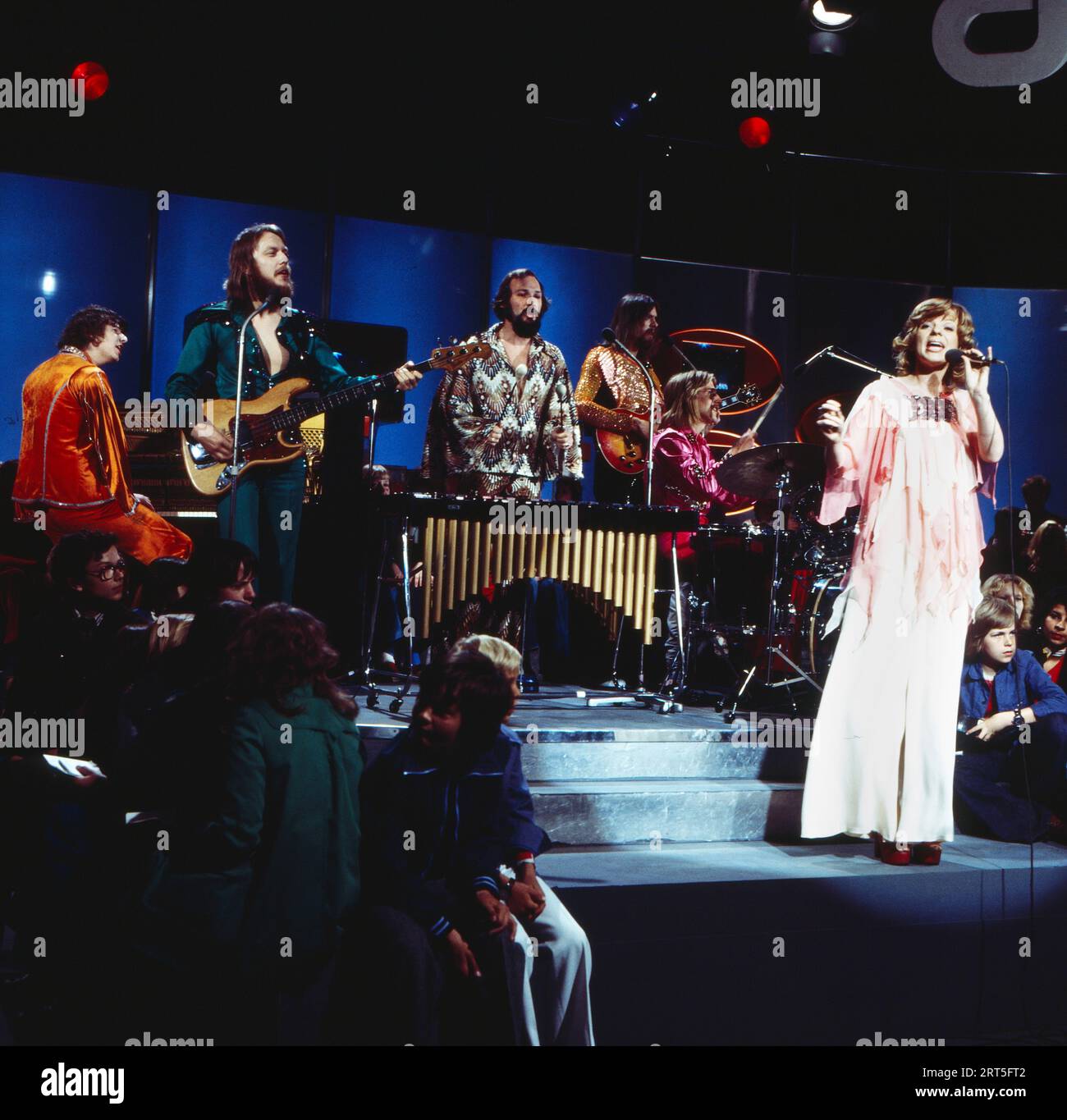 Teach-In, niederländische Band und ESC Gewinner mit Frontsängerin Hilda Felix, singen ihren Siegersong 'Ding-a-dong' BEI einem Auftritt in der ZDF Musiksendung 'Disco' am 24. Mai 1975 à Berlin. Banque D'Images