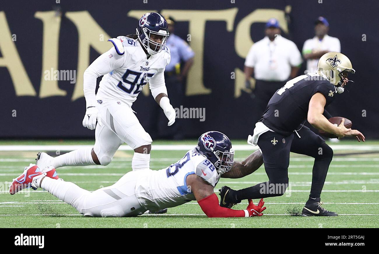 La Nouvelle-Orléans, États-Unis. 10 septembre 2023. Tennessee Titans Defensive Tackle Jeffrey Simmons (98) remonte le quarterback Derek Carr (4) des Saints de la Nouvelle-Orléans lors d'un match de la National football League au Caesars Superdome à la Nouvelle-Orléans, Louisiane, le dimanche 10 septembre 2023. (Photo de Peter G. Forest/Sipa USA) crédit : SIPA US/Alamy Live News Banque D'Images