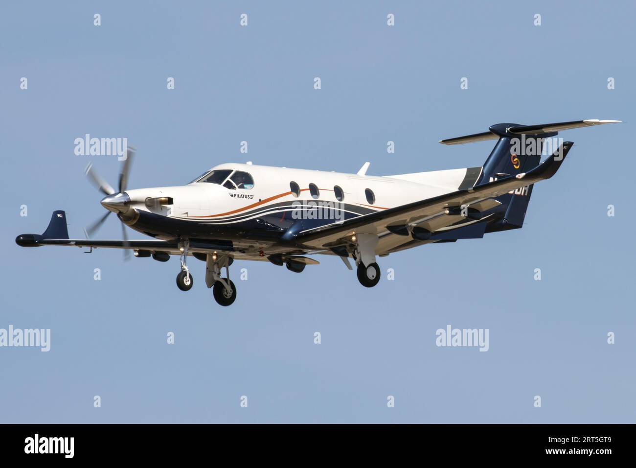 Un avion turbopropulseur Pilatus PC-12/45 atterrissant à l'aéroport Sky Harbor de Phoenix. Banque D'Images