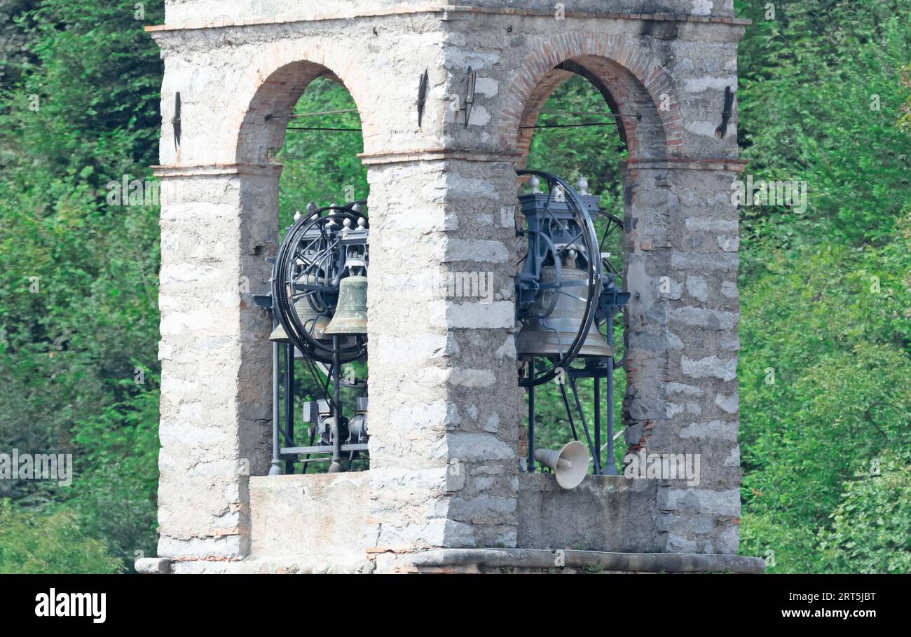 La tour d'une petite église dans les Dolomites, Italie Banque D'Images