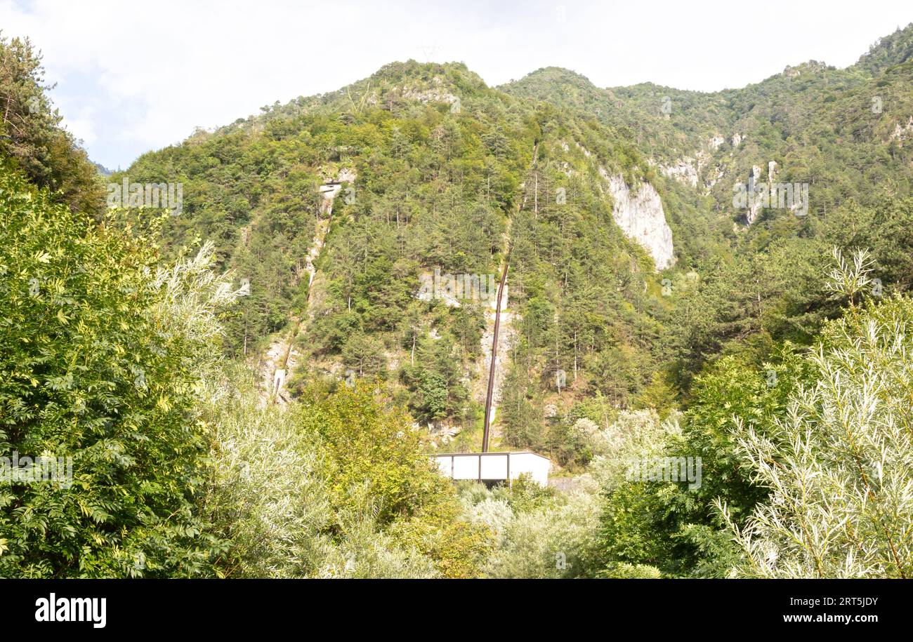 Conduites d'eau dans les bois desservant une usine de production hydroélectrique, Italie Banque D'Images