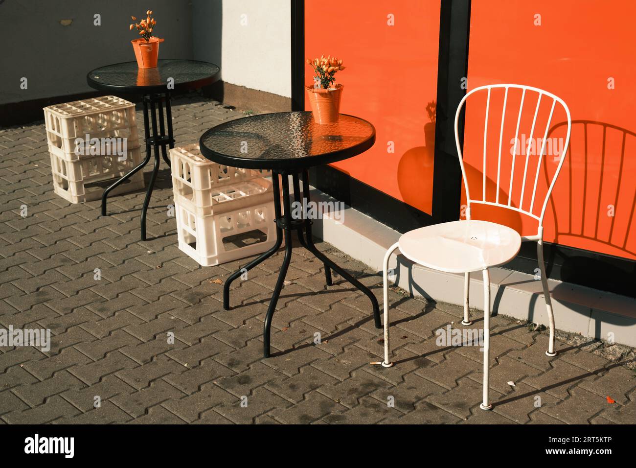 Tables et chaises à l'extérieur d'un café à Varsovie, Pologne Banque D'Images