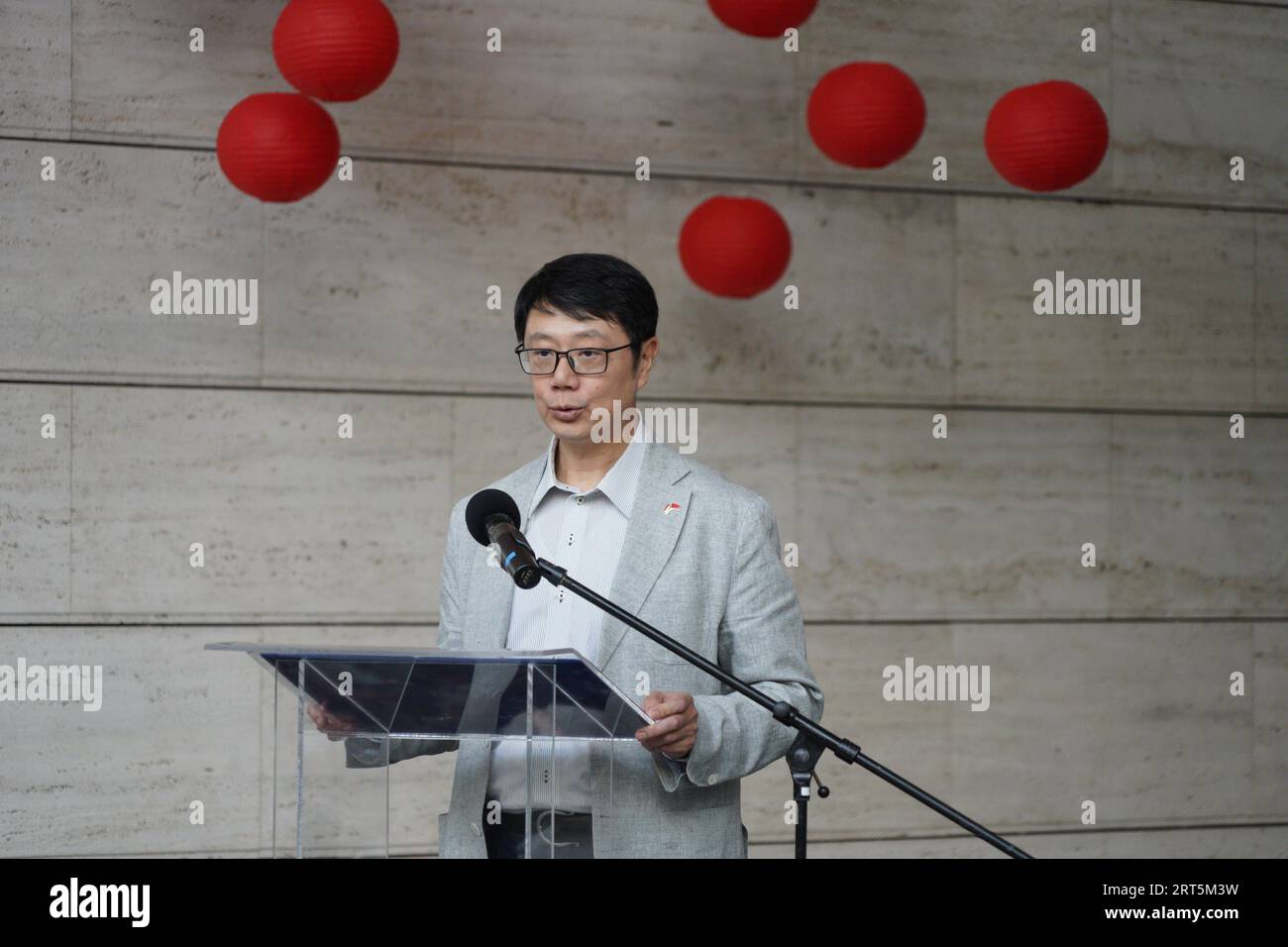 230907 -- DEBRECEN, 7 septembre 2023 -- Sun Jie, conseiller culturel de l'ambassade de Chine en Hongrie, prend la parole lors de la cérémonie d'ouverture d'un festival de la mi-automne à Debrecen, Hongrie, le 3 septembre 2023. La deuxième plus grande ville de Hongrie, Debrecen, a pris vie avec splendeur culturelle en accueillant dimanche une délicieuse célébration du Festival chinois de la mi-automne, qui aura lieu le 29 septembre cette année. POUR ALLER AVEC Feature : Hongrie s Debrecen célèbre le prochain Festival de mi-automne HONGRIE-DEBRECEN-MI-AUTOMNE FESTIVAL-CÉLÉBRATION ChenxHao PUBLICATIONxNOTxINxCHN Banque D'Images