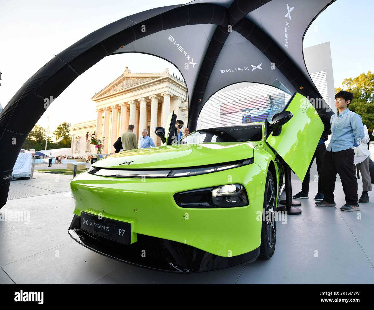 230906 -- MUNICH, le 6 septembre 2023 -- les gens visitent le stand du constructeur automobile chinois Xpeng lors du salon international de l'automobile 2023, officiellement connu sous le nom d'IAA MOBILITY 2023, à Munich, en Allemagne, le 5 septembre 2023. L'IAA MOBILITY 2023, l'un des plus grands salons de la mobilité au monde, s'est ouvert mardi dans la ville de Munich, dans le sud de l'Allemagne. Lors de l'événement de six jours se trouvent quelque 70 entreprises chinoises, le deuxième plus grand nombre après les participants allemands. Sous la devise Experience Connected Mobility de cette année s IAA, les constructeurs automobiles chinois déploient plus de chances et de choix pour les partenaires locaux et les clients en E Banque D'Images