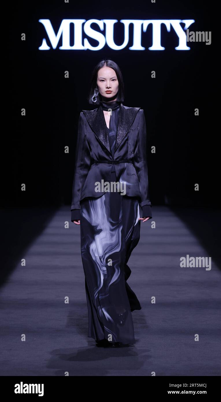 230907 -- BEIJING, 7 septembre 2023 -- Un mannequin présente une création de Misuity lors d'un défilé d'ouverture de la China Fashion week S/S 2024 à Beijing, capitale de la Chine, le 7 septembre 2023. La China Fashion week S/S 2024 débute jeudi à Pékin. CHINE-PÉKIN-OUVERTURE DE LA SEMAINE DE LA MODE CN CAIXYANG PUBLICATIONXNOTXINXCHN Banque D'Images