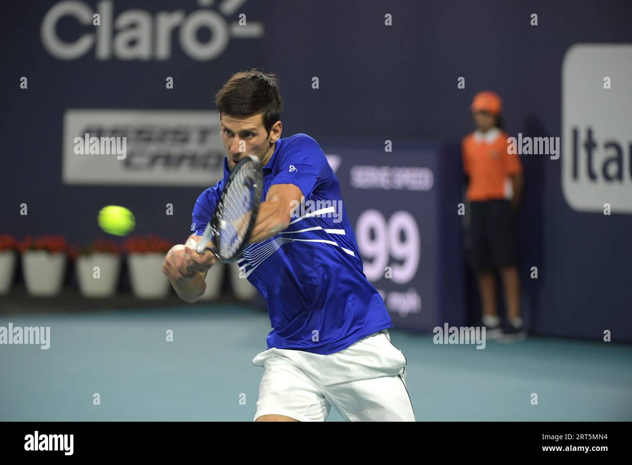 MIAMI GARDENS, FLORIDE - 22 MARS : Novak Djokovic de Serbie bat Bernard Tomic d'Australie lors de l'Open Day de Miami 5 présenté par Itau au Hard Rock Stadium le 22 mars 2019 à Miami Gardens, Floride Banque D'Images