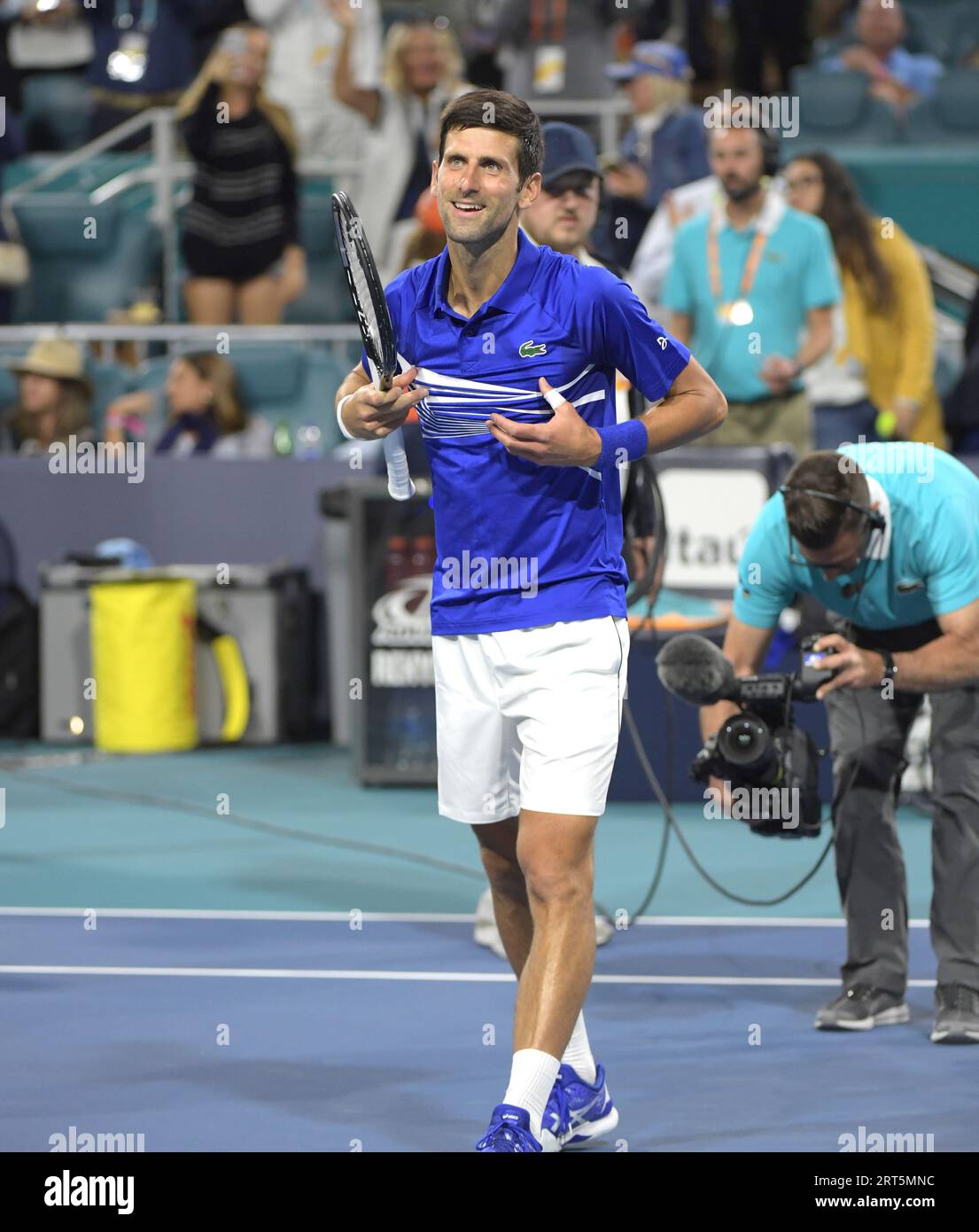 MIAMI GARDENS, FLORIDE - 22 MARS : Novak Djokovic de Serbie bat Bernard Tomic d'Australie lors de l'Open Day de Miami 5 présenté par Itau au Hard Rock Stadium le 22 mars 2019 à Miami Gardens, Floride Banque D'Images