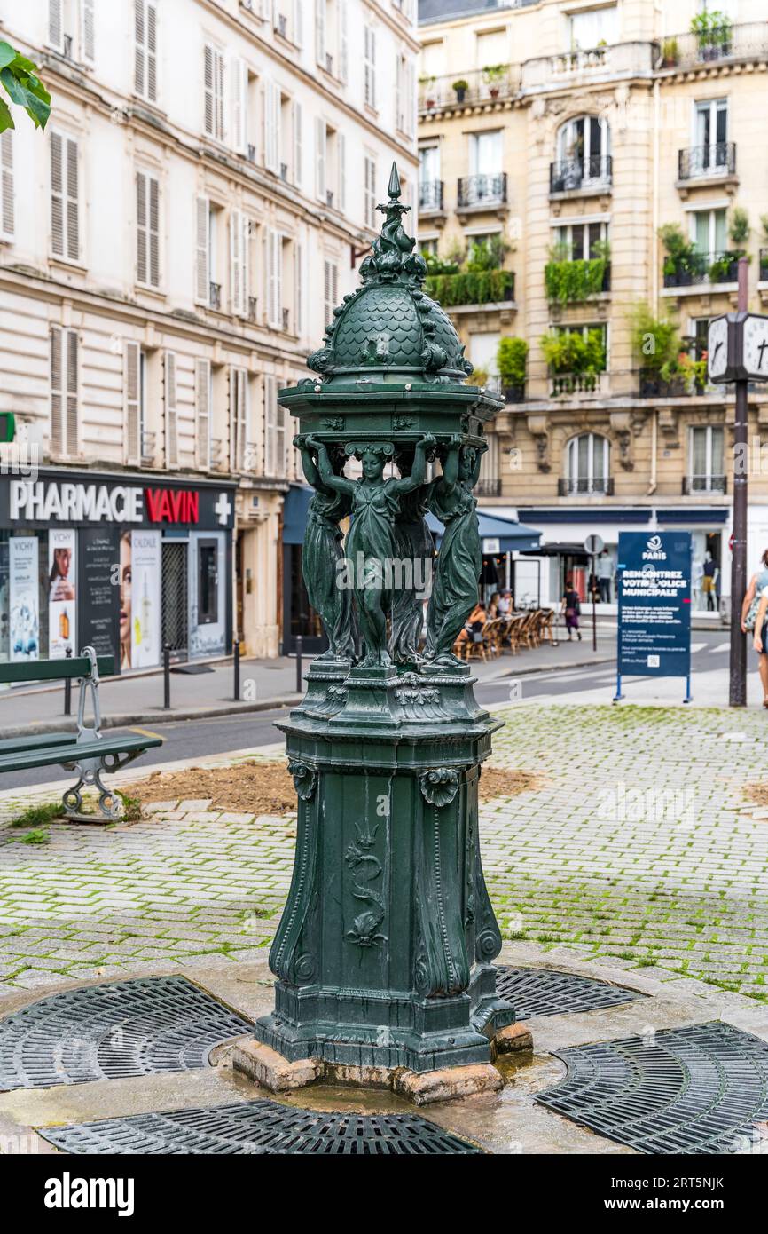 Fontaine Wallace, fontaine publique à boire avec des caryatides en fonte nommée d'après et conçue par Sir Richard Wallace, dans le quartier Montparnasse à Paris Banque D'Images