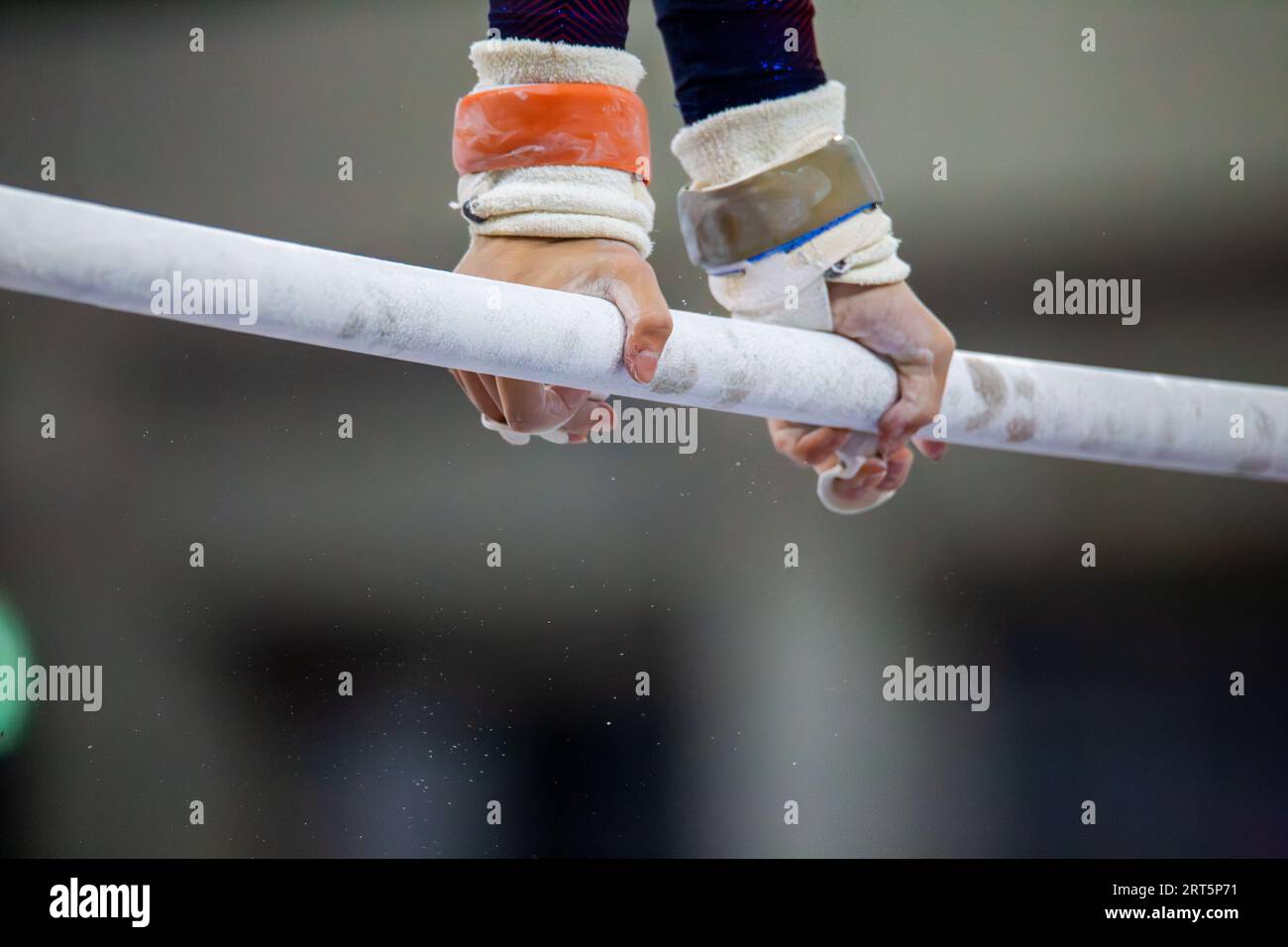 Image symbole de gymnastique d'appareil : gros plan d'une gymnaste sur les barres inégales Banque D'Images