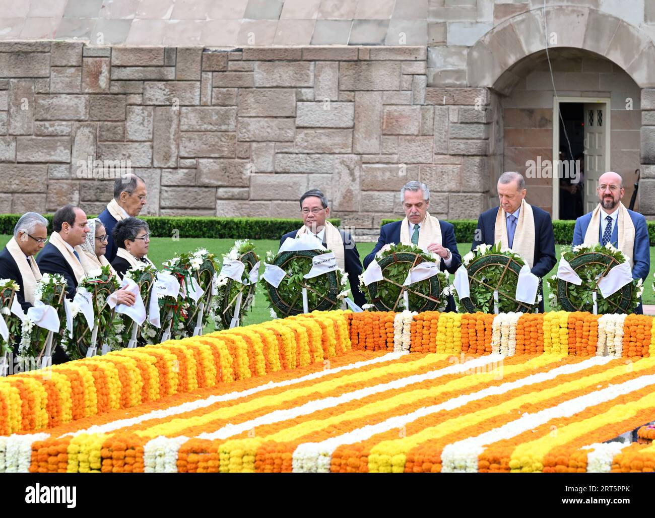 230910 -- NEW DELHI, 10 septembre 2023 -- le Premier ministre chinois Li Qiang et d'autres dirigeants au 18e Sommet du G20 rendent hommage au Mémorial du Mahatma Gandhi à New Delhi, en Inde, le 10 septembre 2023. INDE-NOUVEAU DELHI-CHINE-LI QIANG-G20 SOMMET-MÉMORIAL DU MAHATMA GANDHI-HOMMAGE FLORAL RAOXAIMIN PUBLICATIONXNOTXINXCHN Banque D'Images