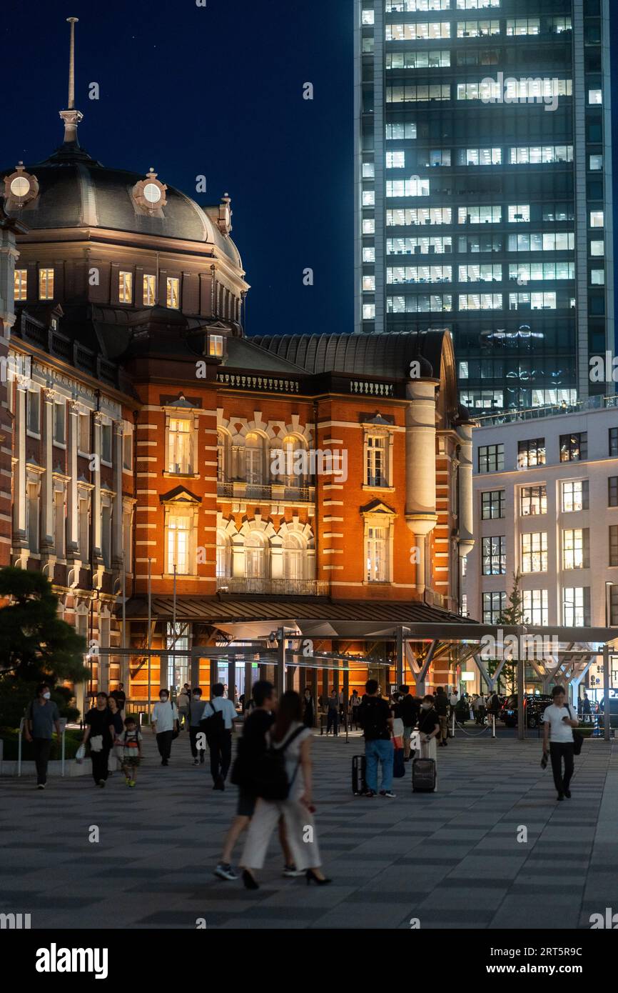 Gare de Tokyo dans le centre de Tokyo illuminée pendant l'heure de pointe. Banque D'Images