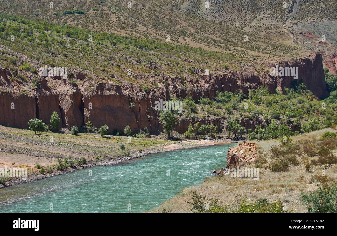 Nouvelle route Nord-Sud, canyon de la rivière Kekemeren, Kirghizistan. Banque D'Images
