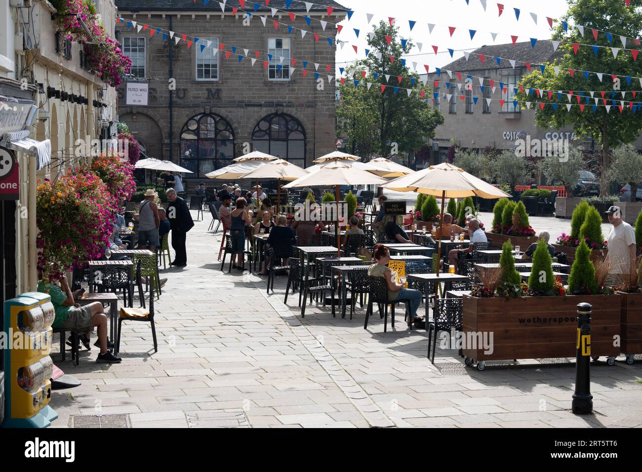 Les gens assis à l'extérieur des pubs à Warwick Market place pendant la canicule de septembre 2023. Banque D'Images