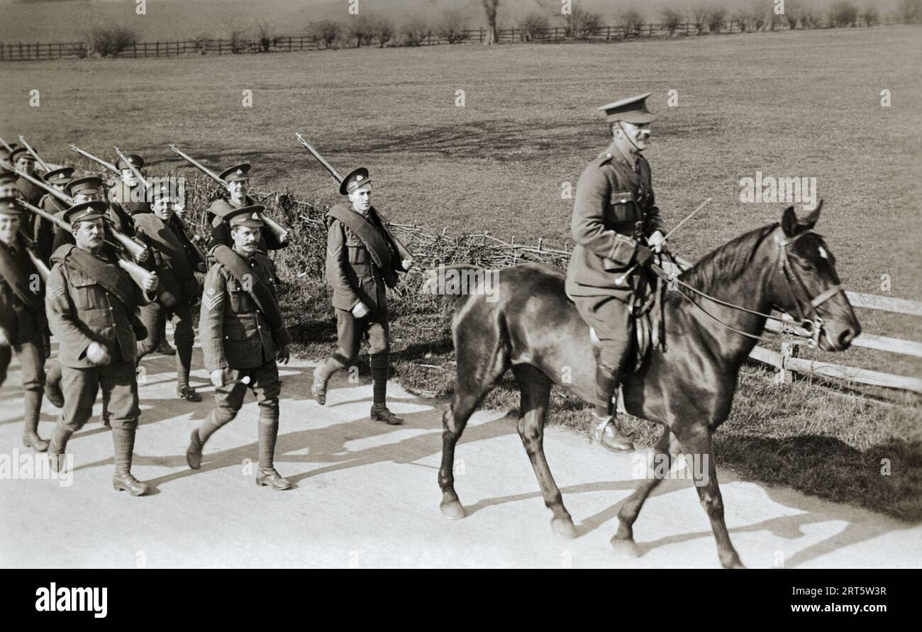 Soldats du 2/5th Battalion Suffolk Regiment marchant près de Wansford au début de 1915. Banque D'Images
