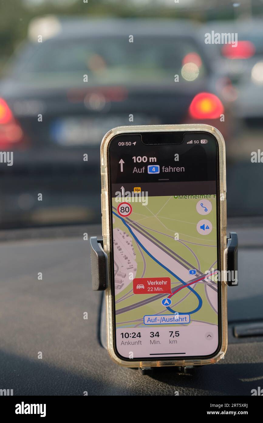 Le téléphone portable indique les embouteillages sur l'autoroute Banque D'Images