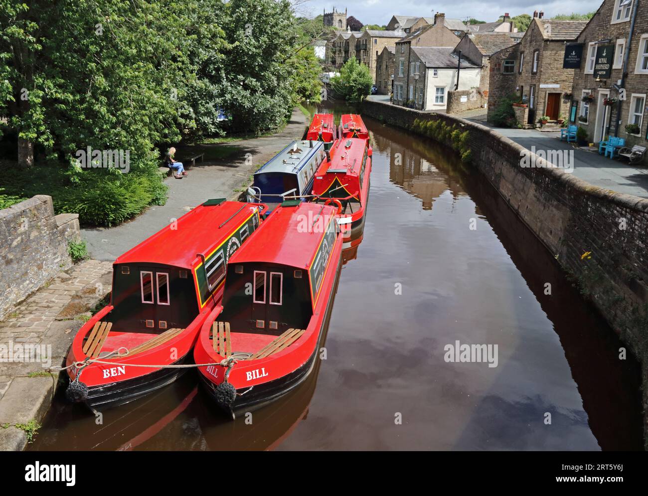 Bateaux de plaisance amarrés sur Springs Branch du canal de Leeds Liverpool, Skipton Banque D'Images