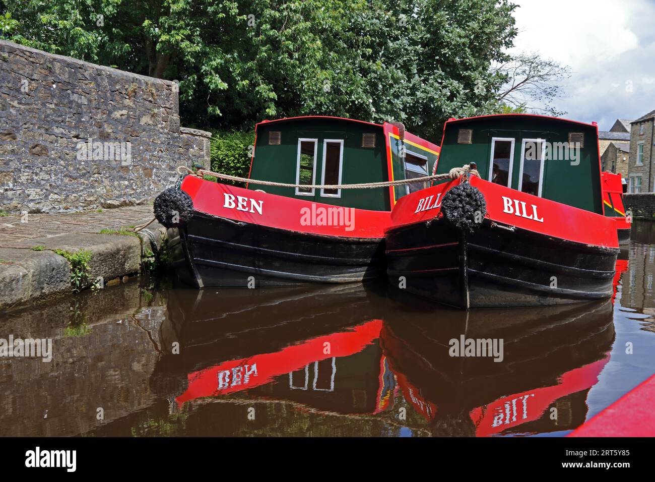 Bill et Ben Narrow boats amarrés sur la branche de Spings du canal de Leeds Liverpool, Skipton Banque D'Images