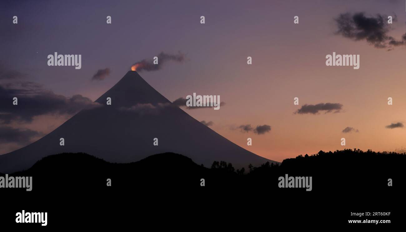 Volcan Mayon (lueur de cratère), Legazpi, Albay, Philippines Banque D'Images